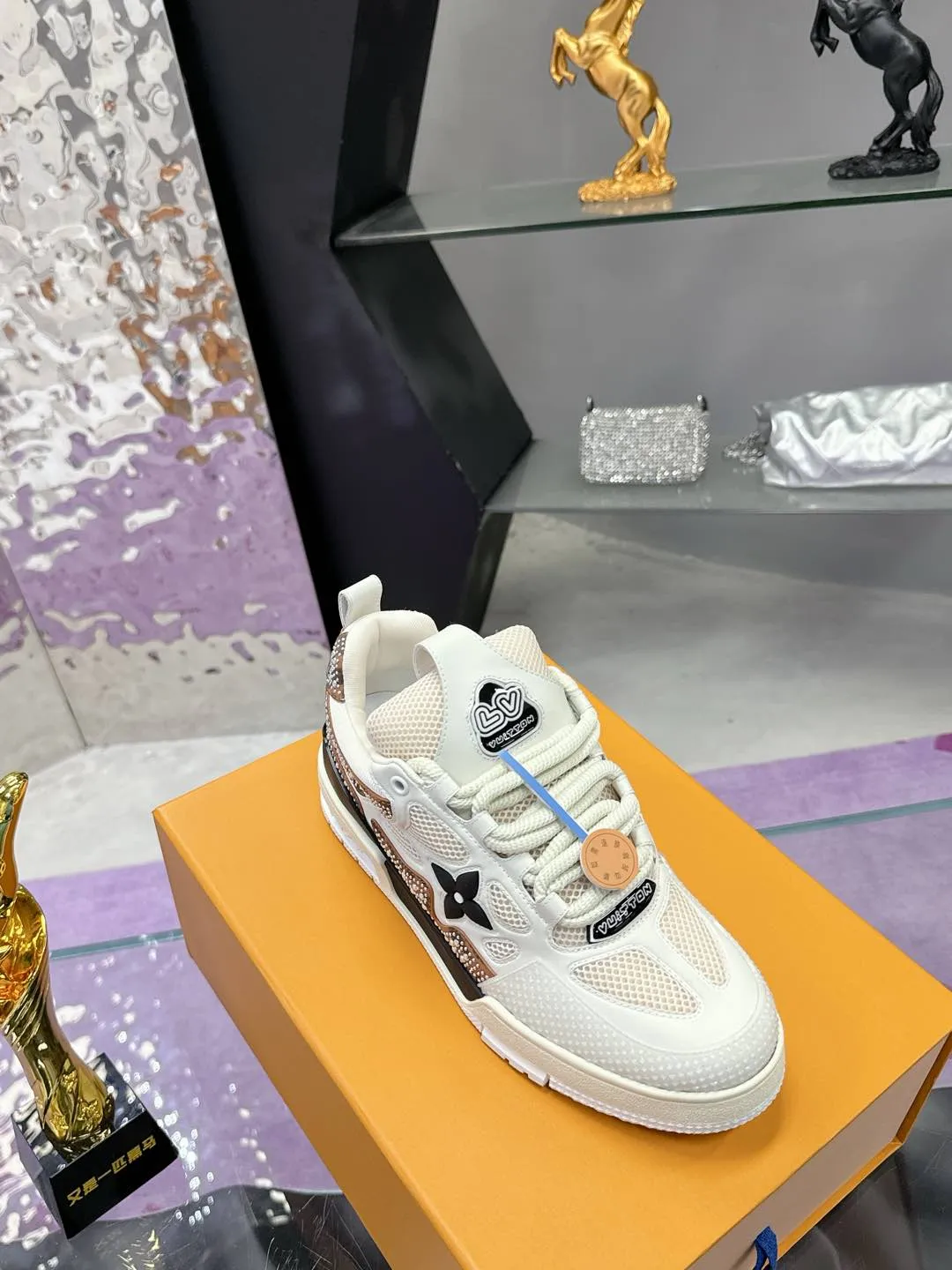 Men's shoes 💰900❤️❤️❤️ 𝙇𝙑 Bread shoes have added new colors 💓 Craftsmanship series 𝟐𝟎𝟐5/𝐒𝐒 𝐧𝐞𝐰 Louis Vuitton catwalk skate shoes are popular, LOUIS VUITTON Trainer is undoubtedly one of the most successful Sneakers launched by luxury brands, but the pace of exploration will not stop. LOUISVUITTON will also bring a new series of skateboard shoes in the spring of 2025. The new series in the picture returns to the 90s Chunky Skate Shoes look and feel. The uppers are made of leather and mesh. The fat silhouette and thick shoelaces are very eye-catching. It is expected to have quite a few colors like the Trainer. Judging from the previous DIOR show skate shoes, this chunky style may be even stronger next year. 💎 Size: Female 35-40 Male 39-46